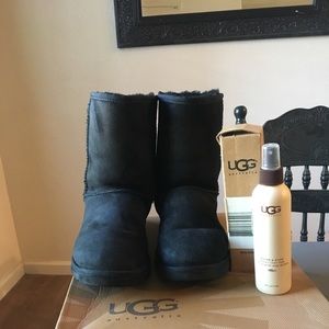 Uggs black short classic, size 9